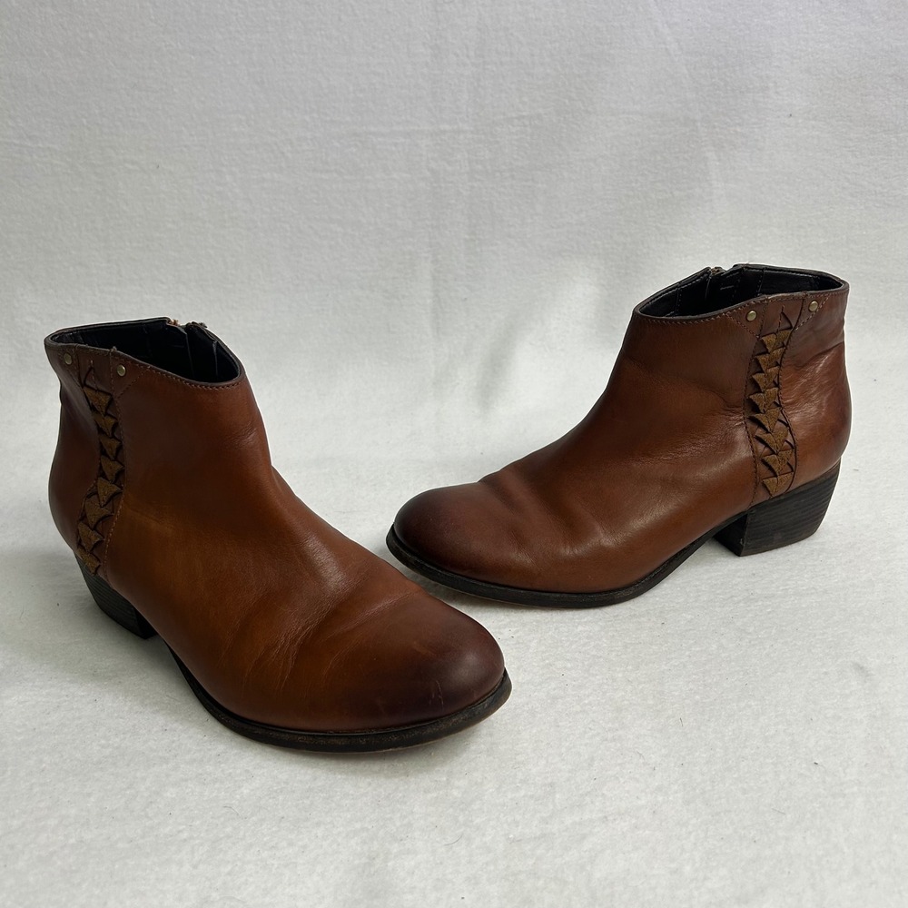 Boho Western Clarks Women 7.5 Tan Brown Leather Woven Detail Ankle Booties 1.5"H